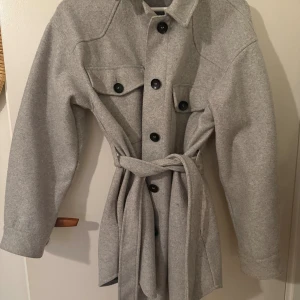Grå kappa från Zara - Grå kappa från Zara med svarta knappar. Perfekt till hösten / våren! 😊