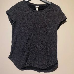 Basplagg randig T-shirt  - Svart basictopp med vita prickar från HM Basic i storlek XS. Material: bomull. Finns att hämta i centrala Göteborg eller skickas via valfri app. 11kr Kan behöva en tvätt pga legat i flyttkartonger pga storrensning. 