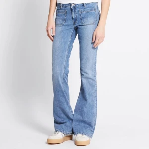 Blå bootcut jeans med fickor - Snygga ljusblå jeans med bootcut-modell och markerade framfickor. Jeansen har hög midja och klassisk jeanslook med raka sömmar och lätt utsvängda ben. Perfekta för en avslappnad och trendig stil. Full length 