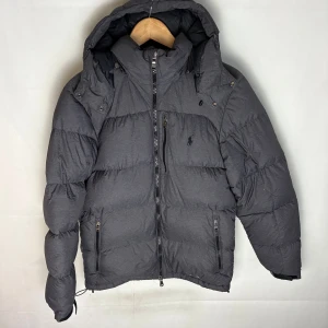 Ralph Lauren dunjacka  - Modellen är 185. Defekt visas på bild 5. Syns knappt i verkligheten 