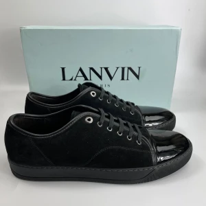 Lanvin skor  - Hej! Säljer nu dessa sjukt snygga lanvin skor. Skorna är i toppskick! Har begränsat antal boxar och dustbag. Hör av dig vid frågor. 