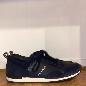 Mörkblå sneakers från Tommy Hilfiger - Mörkblåa skor från Tommy Hilfiger.  Storlek 45. Köptes för 1190 och säljs för 900kr. Haft dom i mindre än en vecka och dom passade inte mig. Skokartong medföljd ej. Hör av er vid intresse!🙏