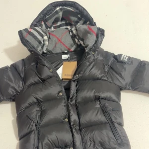 pufferjacka från Burberry - En helt ny Burberry jacka, använd max 10 gånger. Perfekt nu inför vintern. Sitter jätte fint hör av er pris kan diskuteras 