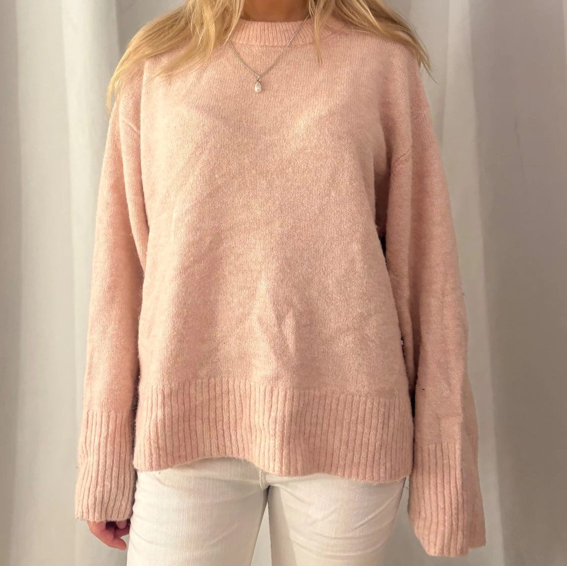 Ljusrosa stickad tröja med ribbade detaljer
