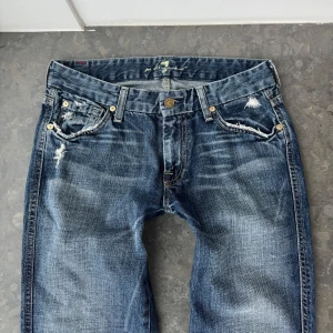 Lågmidjade jeans  - Så snygga jeans som tyvärr inte passar mig och jag har därför ingen bild på! Midjemått tvärsöver är 37,5cm, midjehöjden är 19cm och inerbens längden är 86cm. Jeansen är något nötta längst ner men inget man tänker på💕