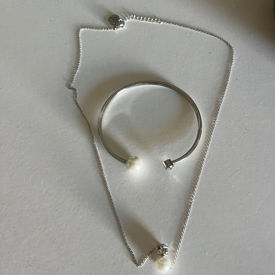 Silverfärgat armband och halsband med pärlor - Edblad