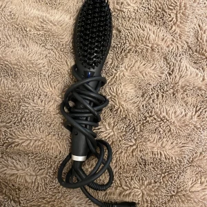 Elektrisk värmeborste - Bra värmeborste från creamic! Gjord på keramik vilket är skonsamt får håret, kan ändra från 160-210grader💞💞