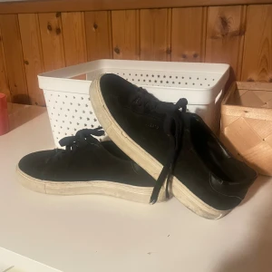 Svarta sneakers från Axel Arigato - Og arigatos funkar fortfarande 