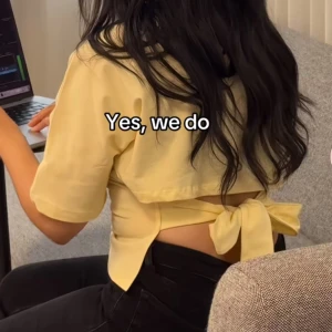 Tie back top - Nellys virala tie top i gul 💛💛 har sminkfläckar som går bort ( kommer tvätta innan jag skickar tog bara bilderna snabbt!)  använt 2 gånger 