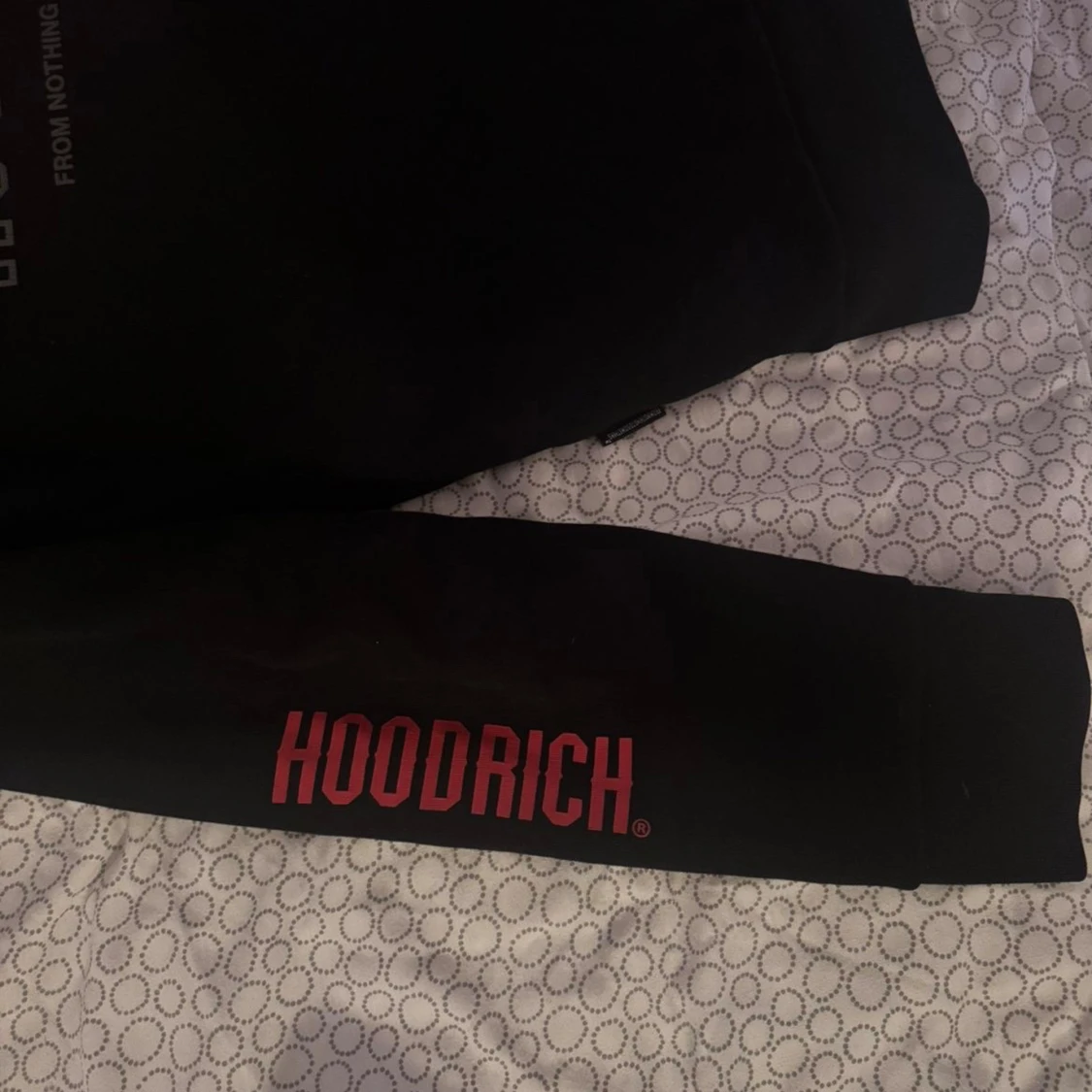 Svart hoodie från Hoodrich med tryck