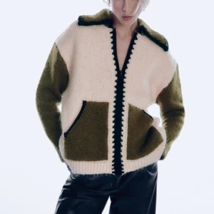 Stickad jacka - Säljer denna populära stickade jacka från Zara i storlek S, nyskick 💞