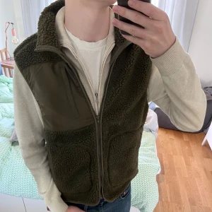 Fleeceväst - Snygg grön fleece/pilé väst, perfekt nu till våren 🤩| Storlek M | Mycket bra skick✅