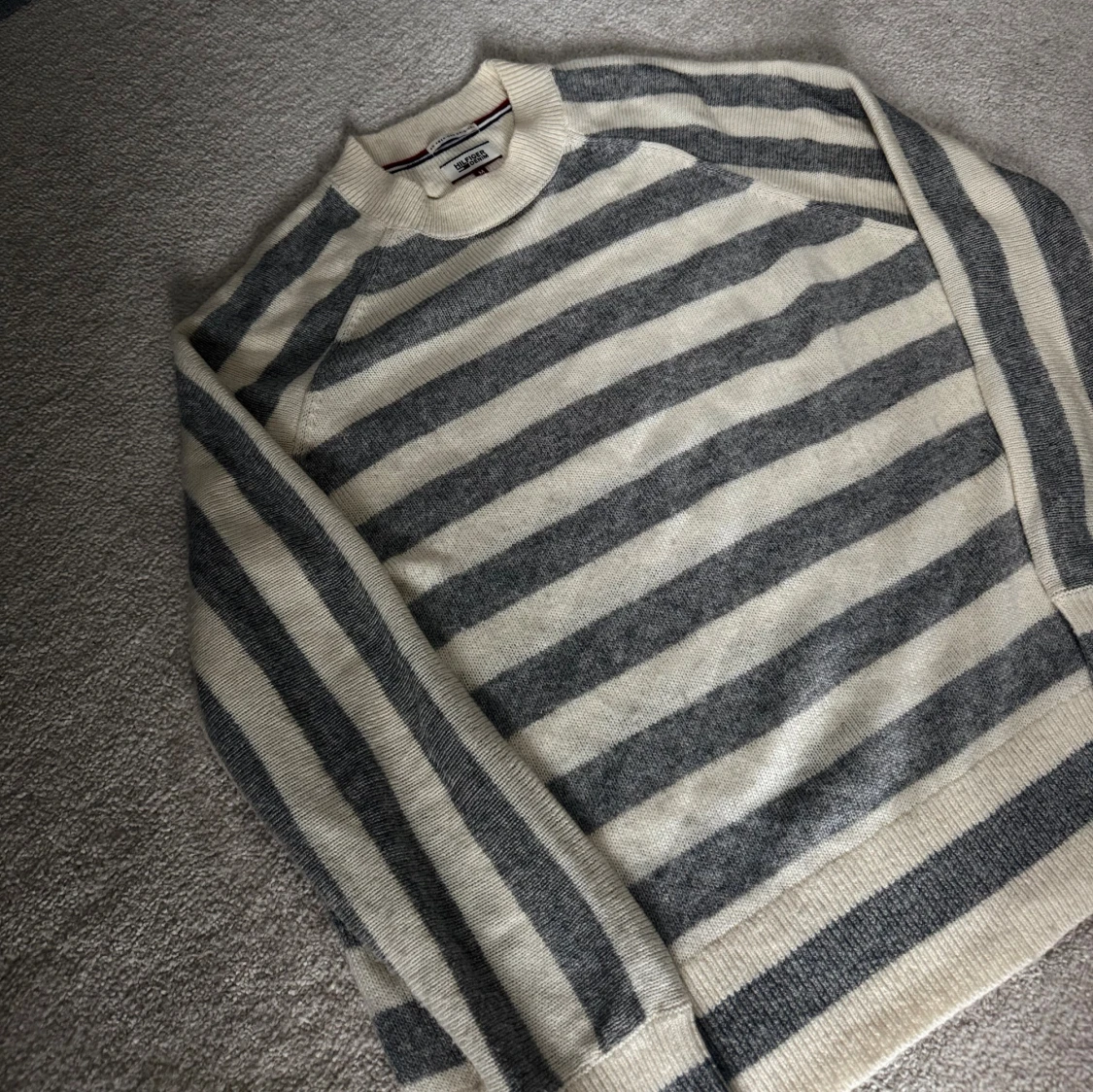 Randig stickad tommy hilfiger tröja