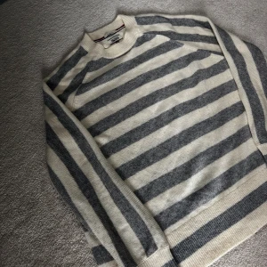 Randig stickad tommy hilfiger tröja - Säljer denna randiga stickade tröjan från tommy hilfiger i storlek M. Tröjan är i nyskick utan defekter!