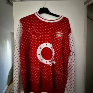 Arsenal jultröja  - Invincibles som är en hyllning från säsongen 03-04 då Arsenal inte förlorade en ända match på hela säsongen 
