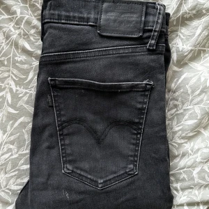 Svarta Levi's jeans mile high super skinny 29 - Lite mer använda och därför tappat lite av det svarta pigmentet annars super fina storlek 29