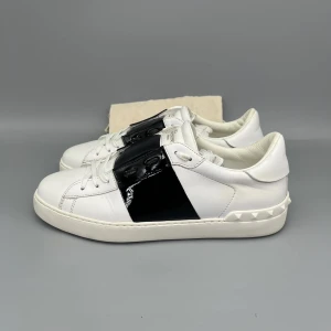 Valentino Open Sneaker Patent Svart - • The shoes have only been worn a few times and are in like-new condition  • Size: 41.5 (fits 42–42.5)  • Color: Patent Black  • Retail price: 7280 SEK / 590€  • Dustbag included