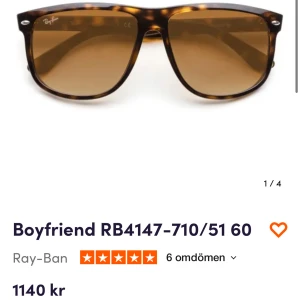 Ray-Ban Boyfriend Solglasögon - Snygga Ray-Ban Boyfriend RB4147 solglasögon med brunmelerad (tortoise) båge och bruna glas. Modellen har en klassisk, lite större rektangulär form och Ray-Ban-logga på båda sidor. 