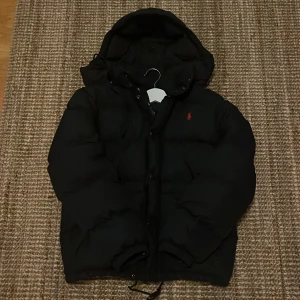 Ralph luaren  - Säljer en ralph luaren pufferjacket i gott skick, priset kan diskuteras vid snabb äffar.