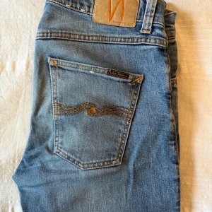 Nudie Jeans 31/32 - Riktigt feta Nudie Jeans i modell Lean Dean storlek 31/32. Jeansen är i extremt bra skick och har inga tecken på användning, inga fläckar och inga slitningar. Kom med prisförslag!