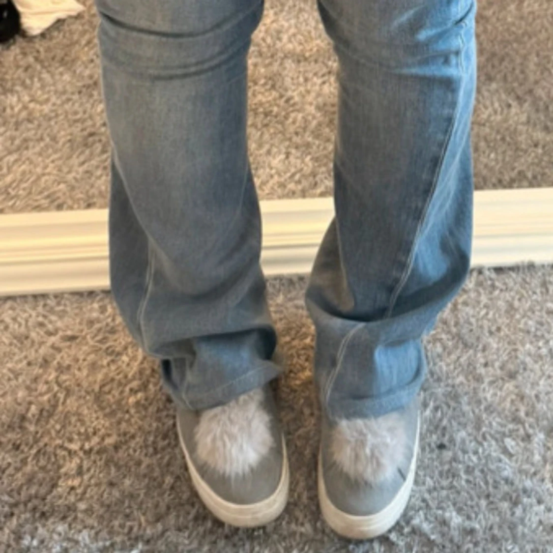 Duffy Grå sneakers med fluffiga detaljer - 1