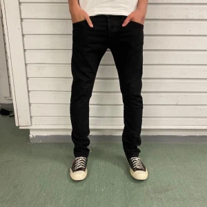 Svarta jeans från Diesel - Size W31_L32  Svarta jeans från Diesel med klassisk femficksdesign och diskreta nitar. Byxorna är tillverkade i en mjuk bomullsblandning med lite stretch för extra komfort. Snygg passform som funkar till det mesta och stilren look.