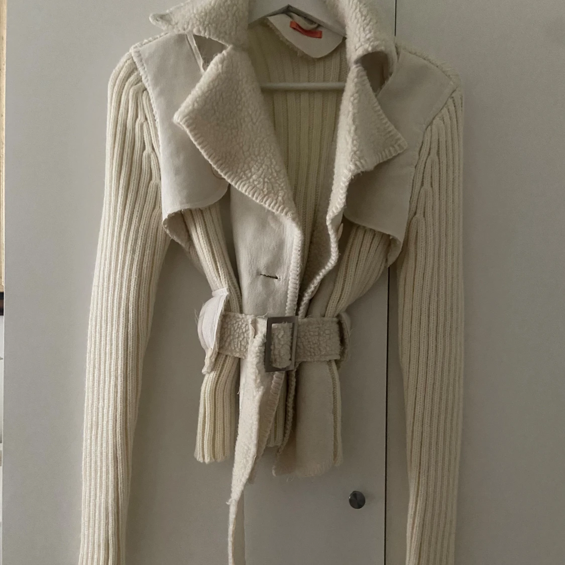 Beige teddyjacka med bälte och stickade ärmar