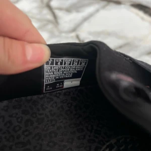 Svarta Skechers Arch Fit sneakers - Svarta Skechers Arch Fit sneakers. Använd ett par gånger 