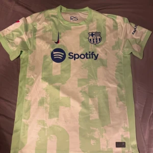 Fc Barcelona fotbollströja 24/25 Lamine Yamal - Säljer denna Fc Barcelona fotbollströja för att den är för stor för mig. Lamine Yamal nummer 19 på ryggen. Priset är lite förhandlingsbart. 
