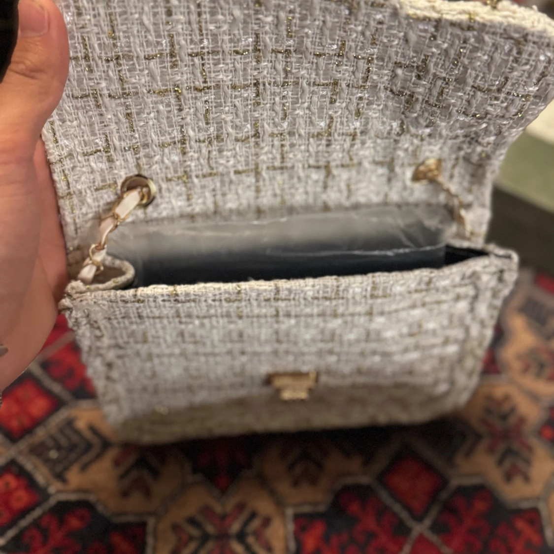 Beige axelväska i tweed med kedja - 4