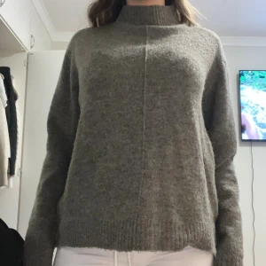 Stickad tröja - Brun grå stickad tröja från Kappahl säljer då den inte används🫶