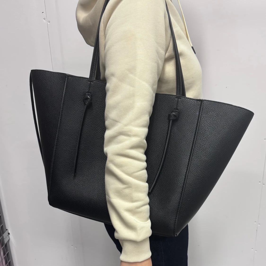 Svart shoppingväska från GinaTricot