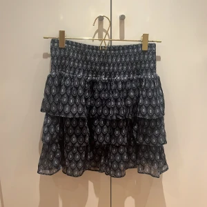 Svart volangkjol med mönster - Marinblå kjol med mönster från Lindex. Använd få gånger.