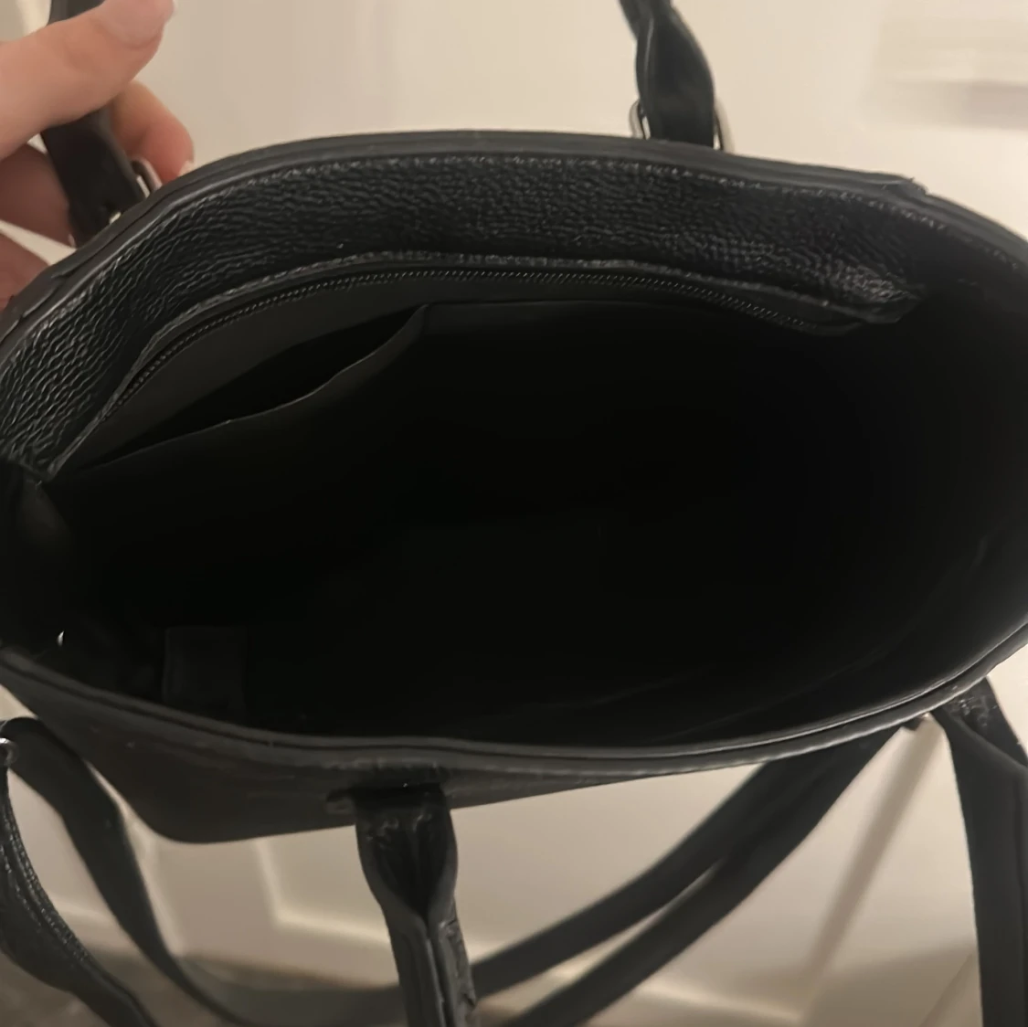 Svart handväska med axelrem - 2