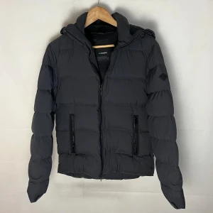 J Lindeberg jacka - J Lindeberg jacka i storlek S. Modellen är 185. Riktigt fint skick. 