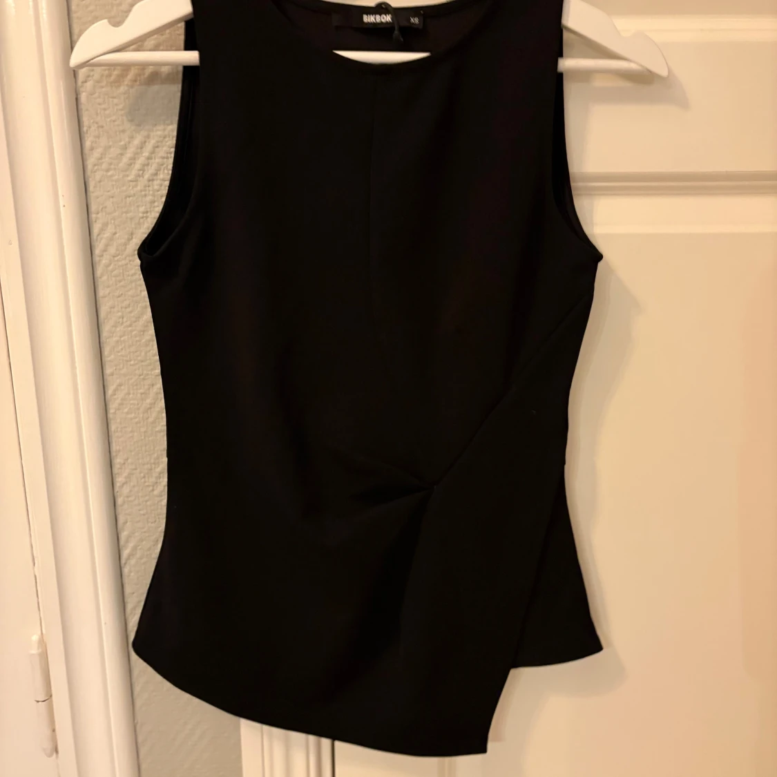 Svart ärmlös topp från Bik Bok - 1