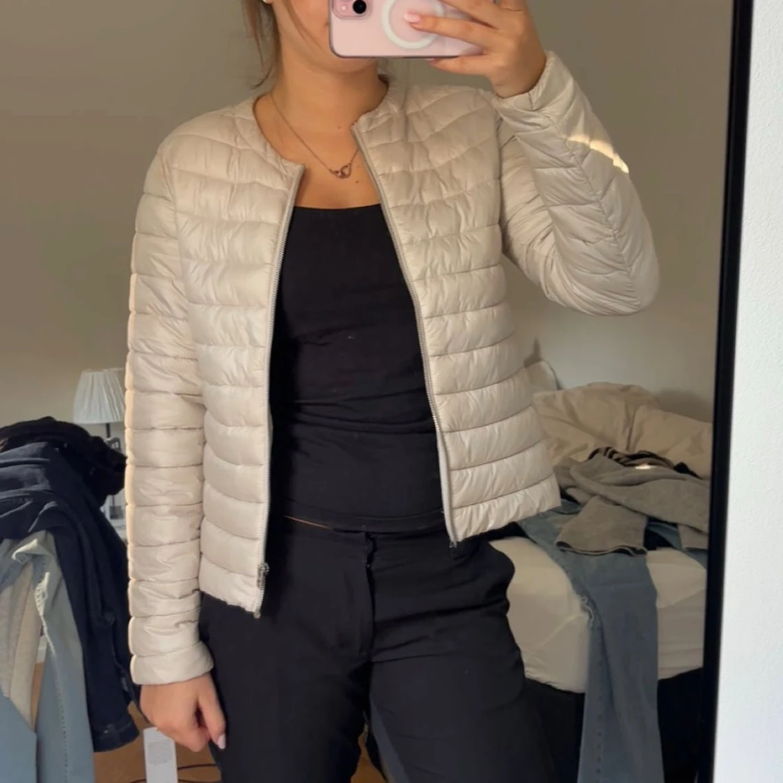 Beige quiltad pufferjacka