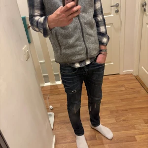 Dondup George - Tja, säljer nu mina tvär feta Dondup George i en slim fit modell med slitning. Modellen är ca 180cm 67kg. Storlek 31, väldigt bra skick utan defekter. Skriv för fler bilder. Skriv vid minsta lilla fundering! Priset är ej hugget i stenen.