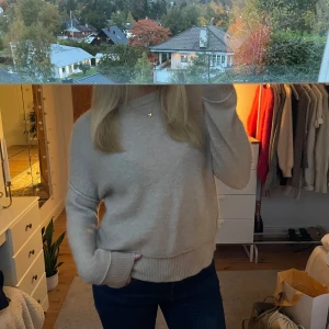 Beige stickad tröja By Malene Birger - Supermjuk beige stickad tröja från By Malene Birger i mohir. Ej nopprig!