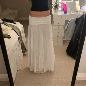 En långkjol från en marknad i Spanien!💗💗 - En vit långkjol som är ifrån en marknad i Spanien andvända en gång endast!!