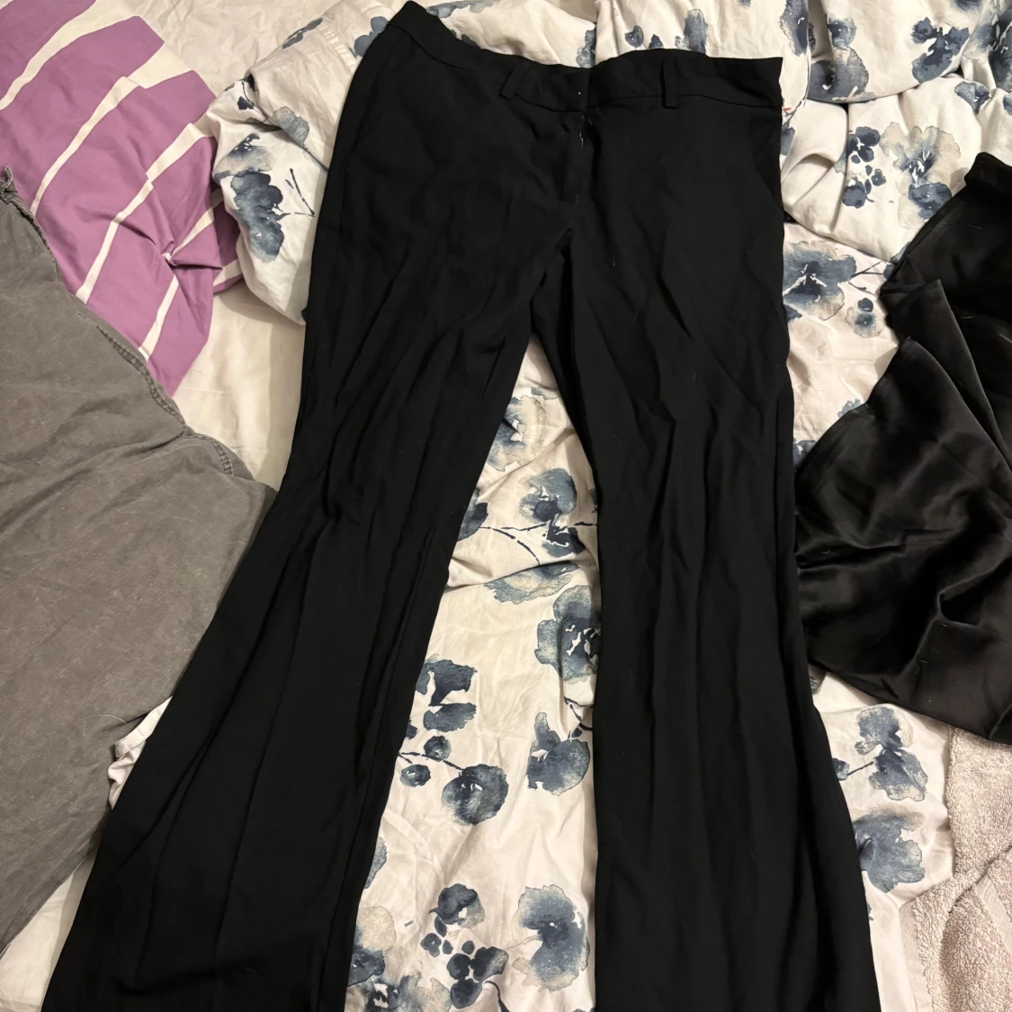 Svarta bootcut kostymbyxor från Nelly - 1