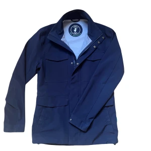 Save the duck fieldjacket - Tjena! Säljer nu denna sjukt sköna fieldjacket från Save the Duck. Perfekt nu till hösten eller vintern. Väldigt skön om du vill ha en unik istället för exempelvis J.lindeberg jackor eller någon annan field jacket. Nypris är någonstans vid 4000. Säljer för 1500. Väldigt bra skick, nästan helt ny. Storlek: S. passar folk som är 170-185 typ beroende på hur man vill att den ska sitta. Skriv för fler bilder/frågor. ✌️