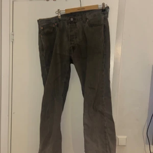 Grå Levi's 501 jeans  - Säljer ett par klassiska grå Levi's 501 jeans med raka ben och normal passform. Jeansen har fem fickor, knappgylf och är tillverkade i slitstarkt bomullstyg. Perfekta om du gillar en tidlös och avslappnad look. Storlek W 36 o L 32