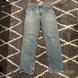 Blå raka jeans från ASOS Design - Snygga blå jeans från ASOS Design med klassisk femficksmodell och raka ben. W28 L32.
