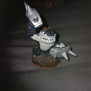 Skylanders Swap Force - Rip Tide - Skylanders Swap Force-figuren Rip Tide i fint skick. Färgerna är klara och inga synliga skador eller slitage. Perfekt för samlare eller för att spela Skylanders på din konsol. Kompatibel med Skylanders-portaler.