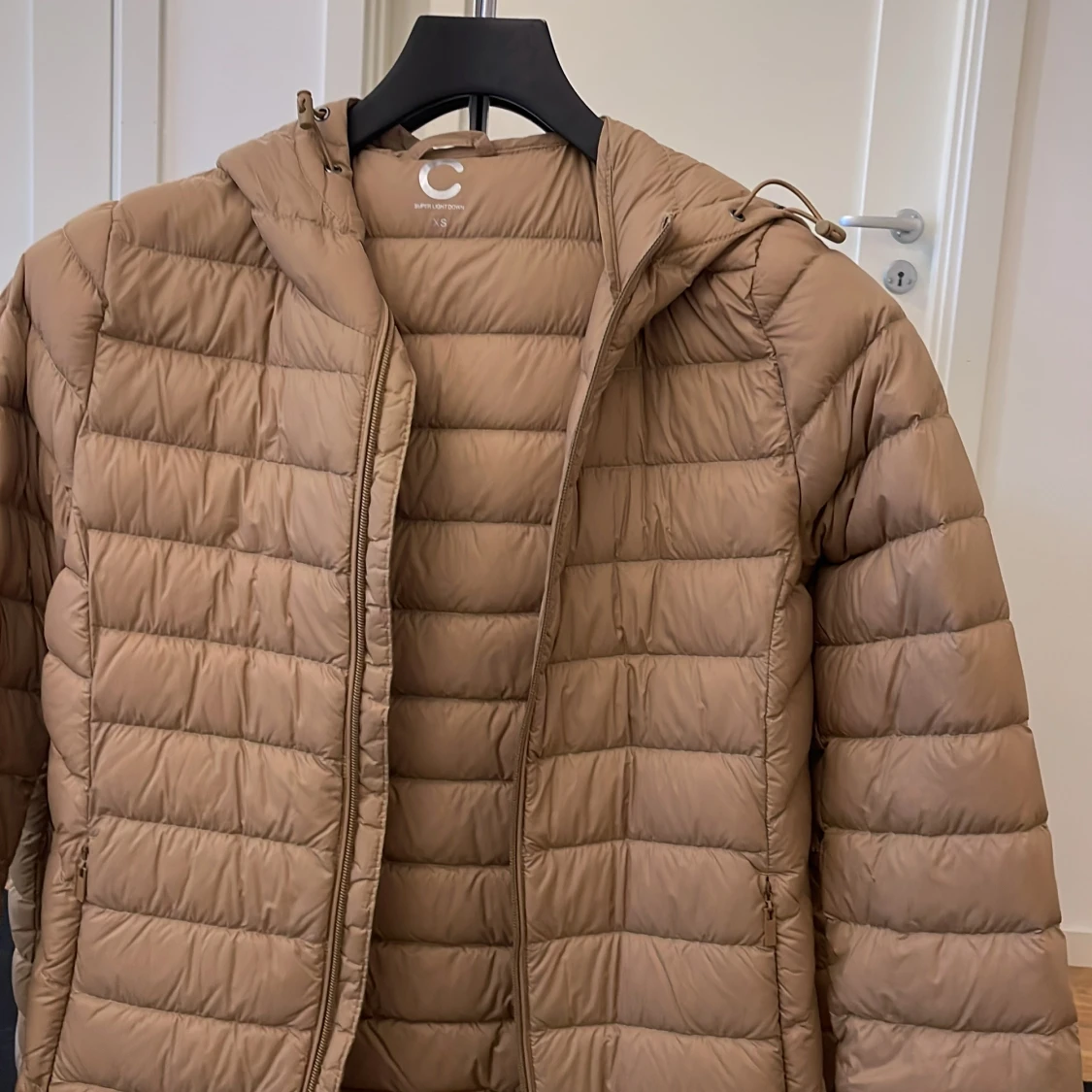 Beige dunjacka med huva XS - 1