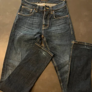 Nudie jeans - Nudie jeans i morkblå färg. Storlek W28 Och L32
