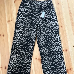 Leopard jeans  - Super fina jeans som inte kommit till användning 