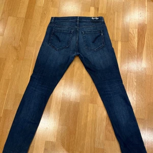 Dondup jeans - Feta mörkblå jeans från Dondup | Det är modellen George | tillverkade i mjukt denimtyg. Perfekta till hösten 🍂|Midja=42CM Längd=102CM | Hör av dig vid frågor!