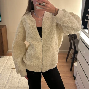 Teddyjacka - Superfin teddyjacka från lindex i en cremevitfärg. Strl S. Nästintill aldrig använd så i väldigt bra skick. Slutsåld.